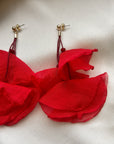 BOW19 DETAILS ÖRHÄNGEN FLOWY RED W GOLD_90259.jpg