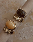BOW19 DETAILS RING POM STONE GOLD MARBLE BROWN_110500.jpg
