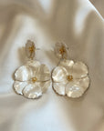 BOW19 ÖRHÄNGEN FLOWER TWIN BEIGE PEARL_88264.jpg