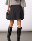 CO'COUTURE KJOL LUNA POCKET PLEAT MINI BLACK_111736.jpg
