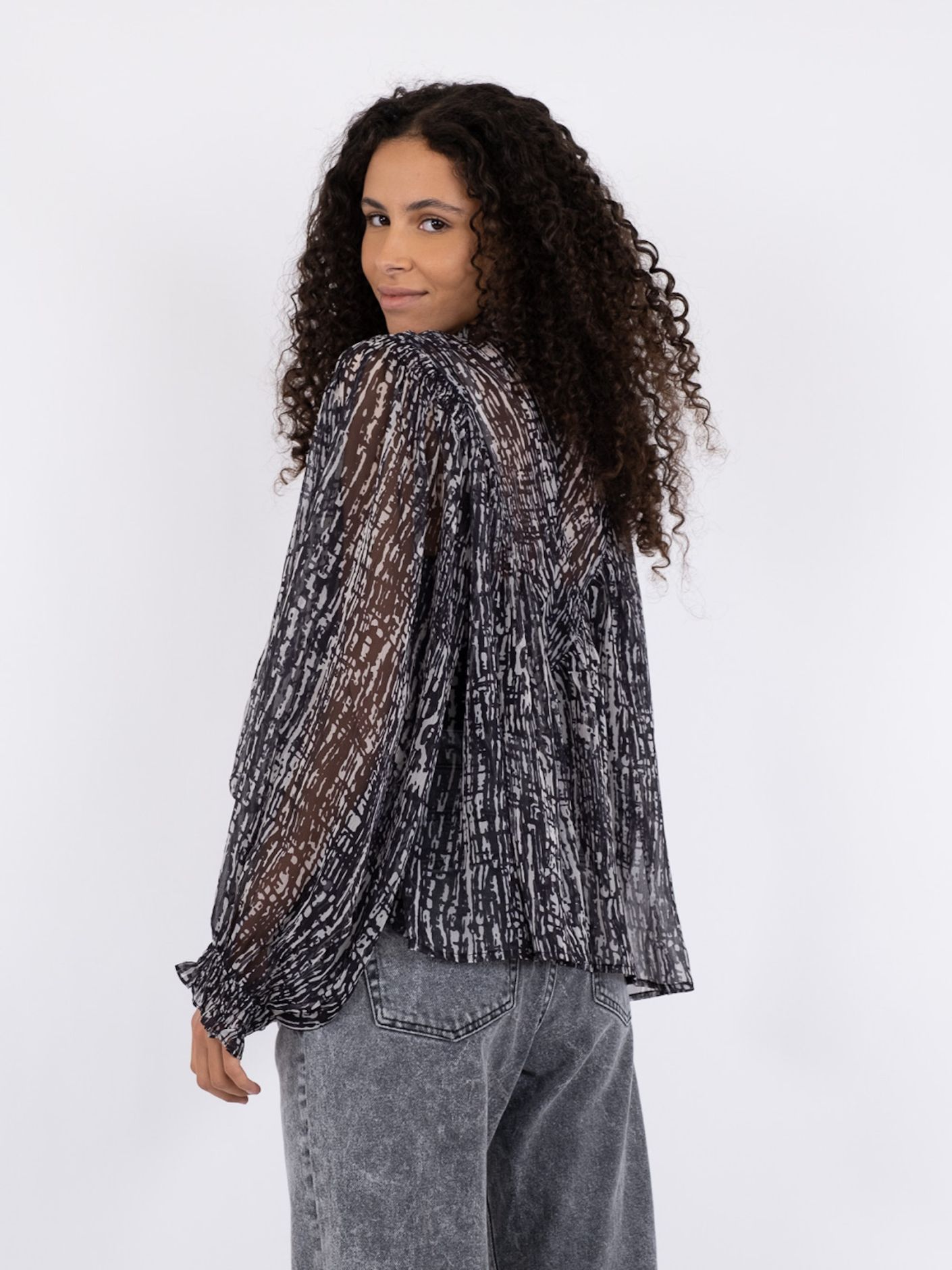 NEO NOIR BLUS FLAVI GRAPHIC DROP BLACK_83973.jpg