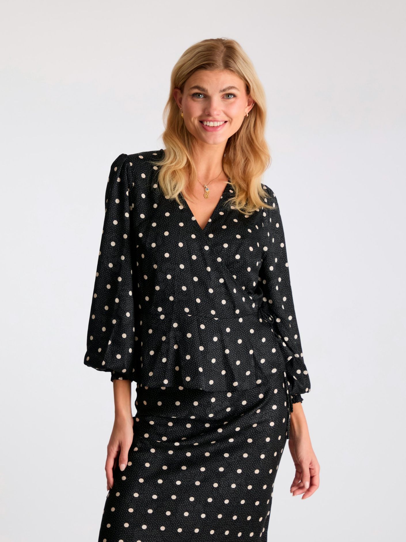 NEO NOIR BLUS MERRY RETRO DOT BLACK_93864.jpg