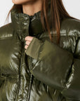NEO NOIR JACKA RHEA SHINY PUFFER OLIVE_101458.jpg