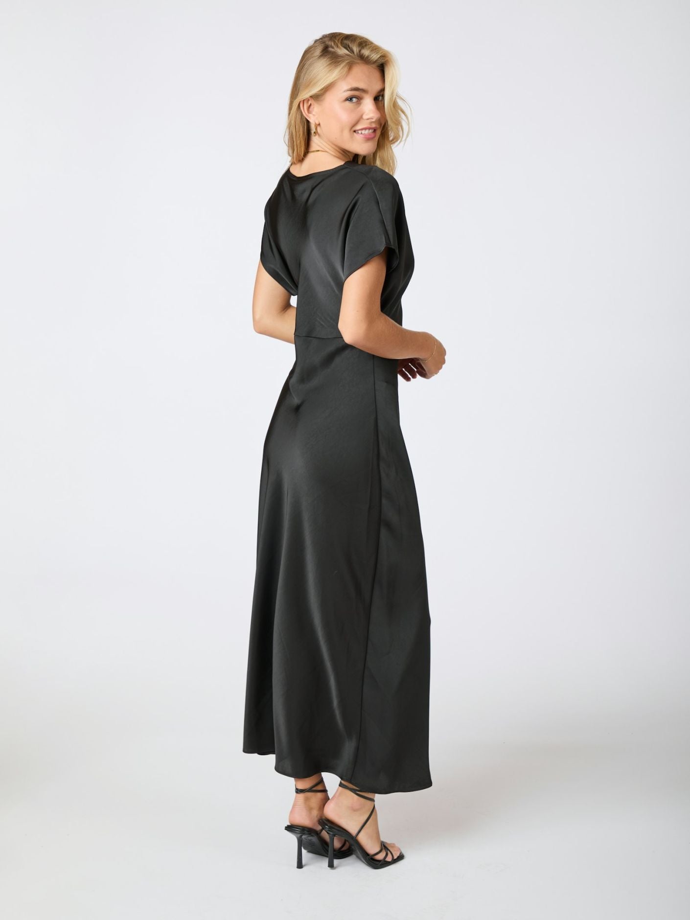 NEO NOIR KLÄNNING ANDREA HEAVY SATEEN BLACK_92925.jpg