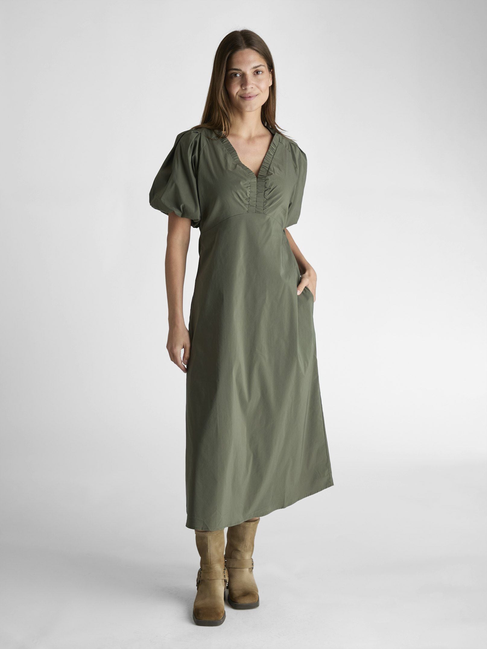 NEO NOIR KLÄNNING ILLANA POPLIN ARMY_89795.jpg