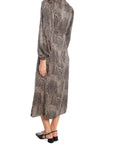 NEO NOIR KLÄNNING ISOBEL FLOATING WAVE DARK SAND_93765.jpg