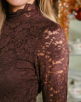 NEO NOIR KLÄNNING LIZETTE LACEFLOWER CHOCOLATE BROWN_104782.jpg
