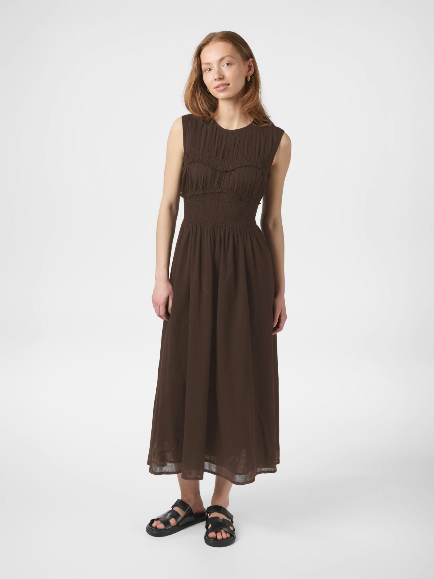 NEO NOIR KLÄNNING MYRNA S VOILE DARK BROWN_99653.jpg