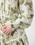NEO NOIR KLÄNNING ROBERTA FLOWER FLOW SAGE GREEN_99811.jpg