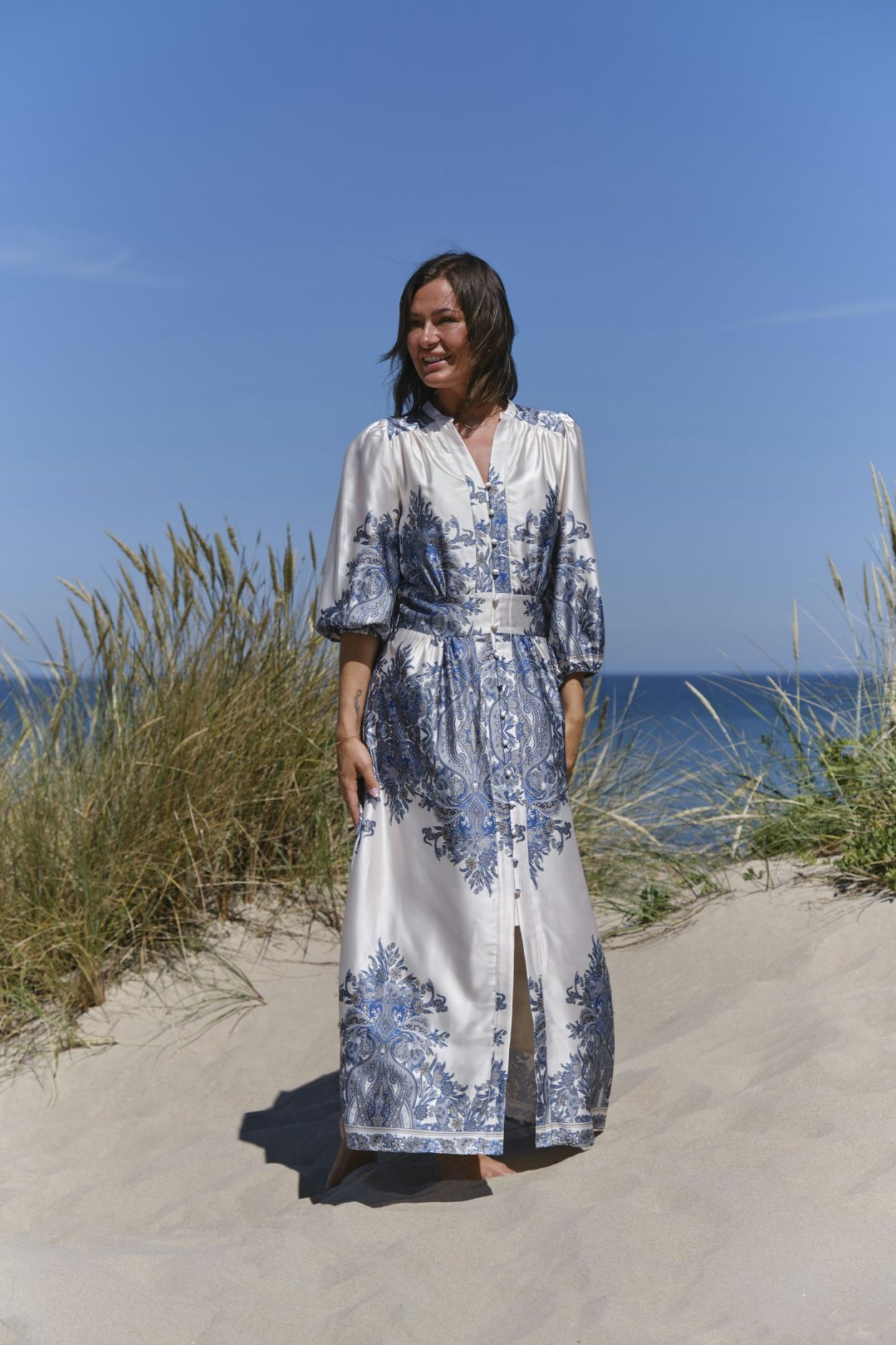 NEO NOIR KLÄNNING STELLAR PAISLEY BORDER ASH BLUE_99813.jpg