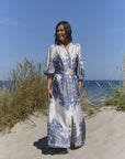 NEO NOIR KLÄNNING STELLAR PAISLEY BORDER ASH BLUE_99813.jpg