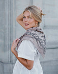 NEO NOIR SJAL ADELINA PAISLEY KNIT BEIGE MELANGE_111974.jpg
