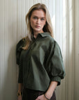 NEO NOIR SKJORTA ETTA POPLIN ARMY_109580.jpg