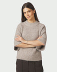NEO NOIR TRÖJA BANDI FLUFFY KNIT BEIGE MELANGE_112563.jpg