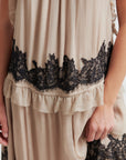 SECOND FEMALE KLÄNNING LYNDA MAXI PLAZA TAUPE_110165.jpg