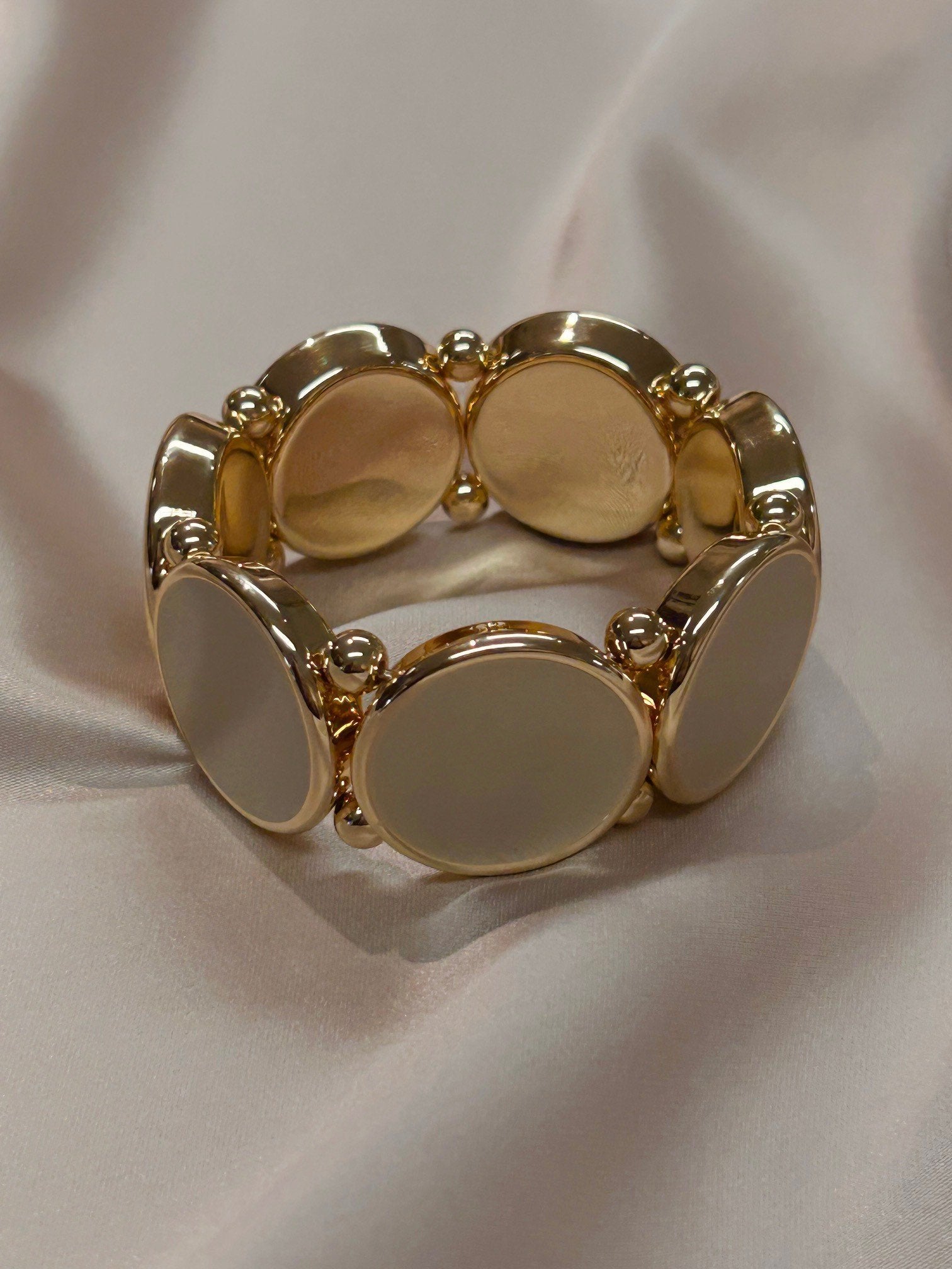 BOW19 DETAILS ARMBAND AVA GOLD W BEIGE_103878.jpg