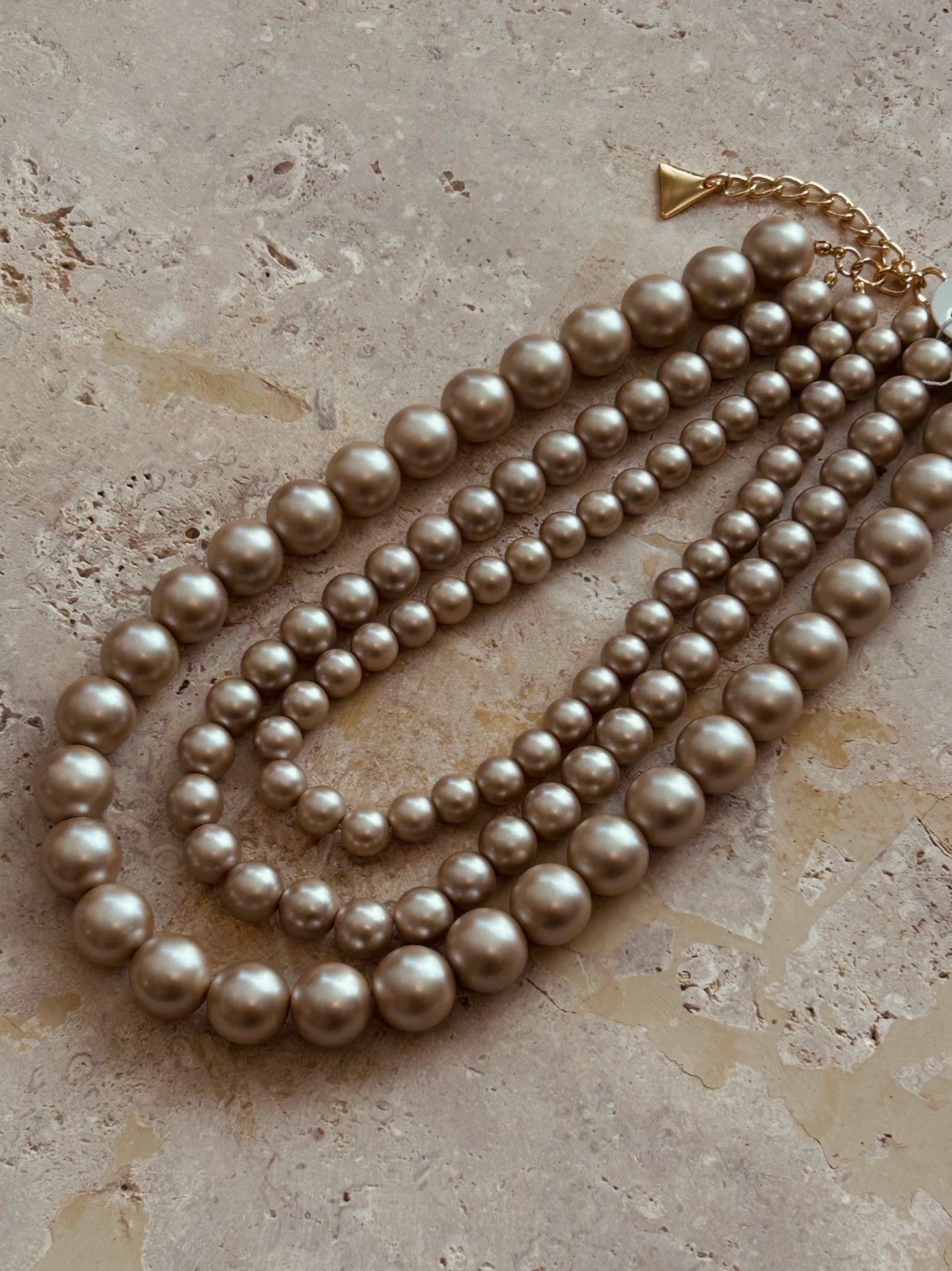BOW19 DETAILS HALSBAND COLETTE PEARL BEIGE_110203.jpg