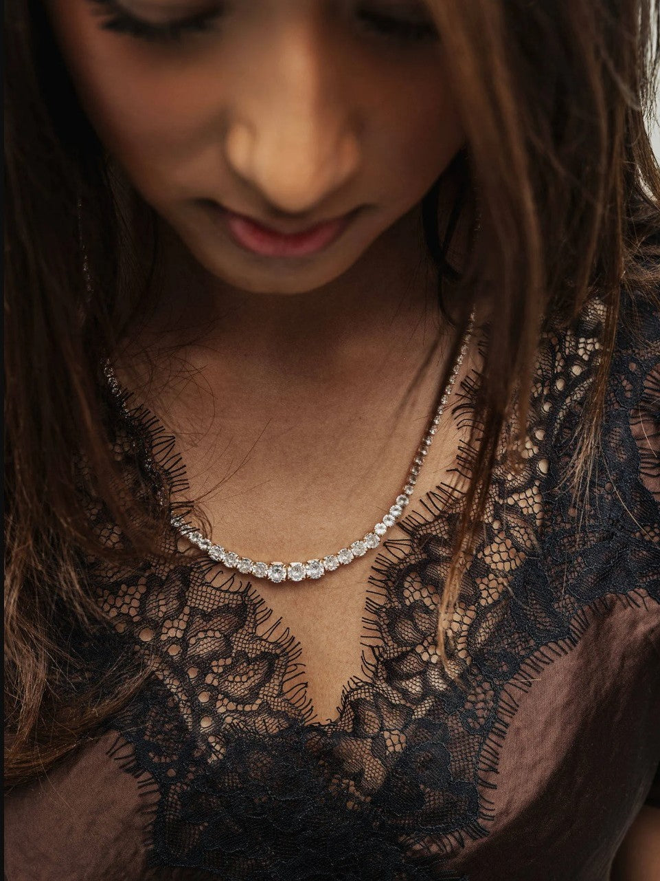 BOW19 DETAILS HALSBAND STRASS CATH GOLD_105268.jpg