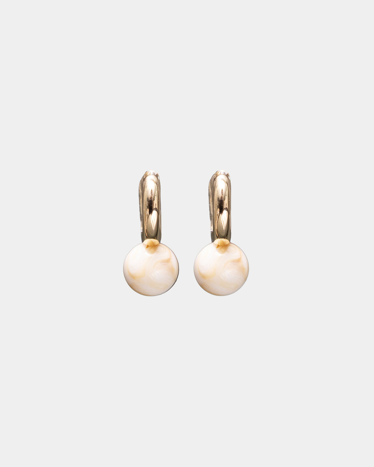 BOW19 DETAILS ÖRHÄNGEN AMELIE PEARL HOOPS MARBLE WHITE_115040.jpg
