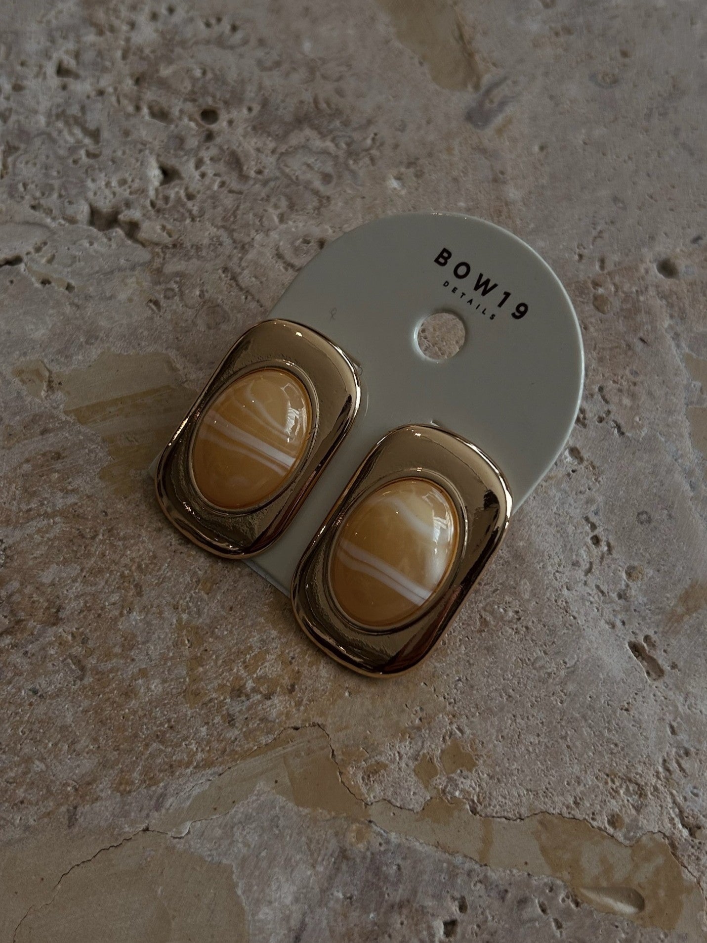 BOW19 DETAILS ÖRHÄNGEN EDEN STONE GOLD W MARBLE SAND_110202.jpg