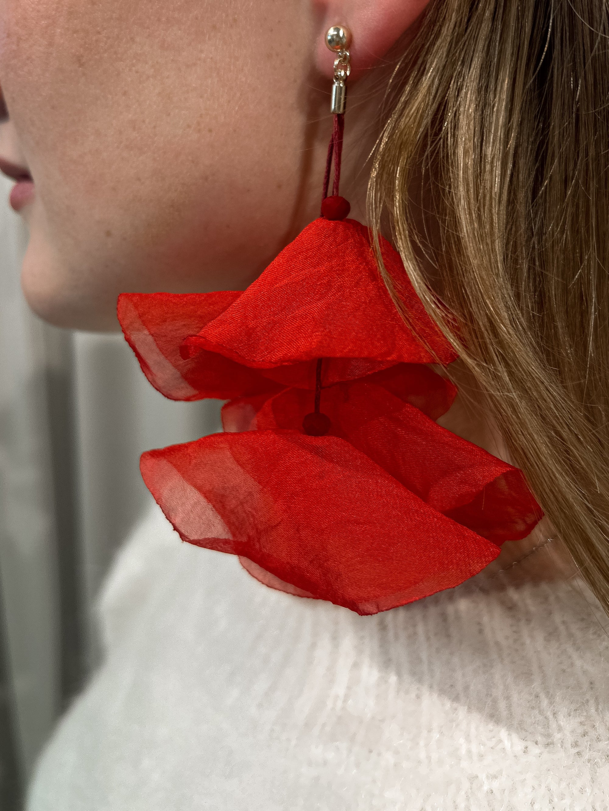 BOW19 DETAILS ÖRHÄNGEN FLOWY RED W GOLD_90258.jpg