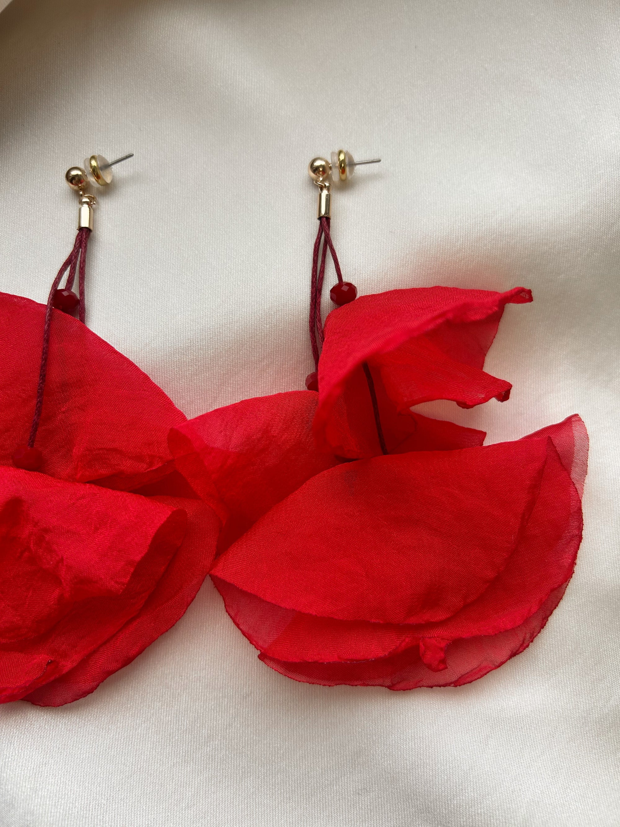 BOW19 DETAILS ÖRHÄNGEN FLOWY RED W GOLD_90259.jpg