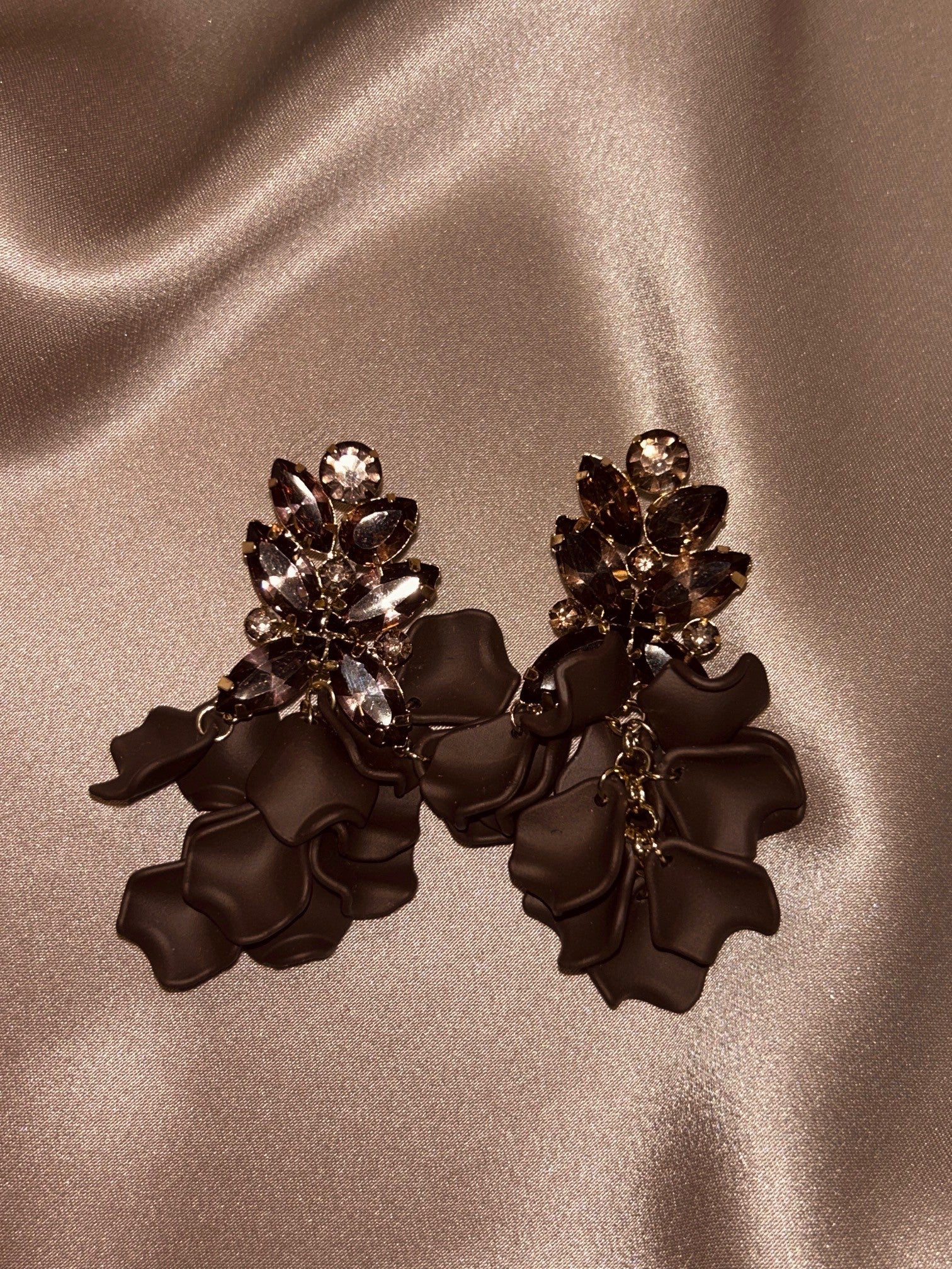 BOW19 DETAILS ÖRHÄNGEN LEAF BIG STONE BROWN_103875.jpg