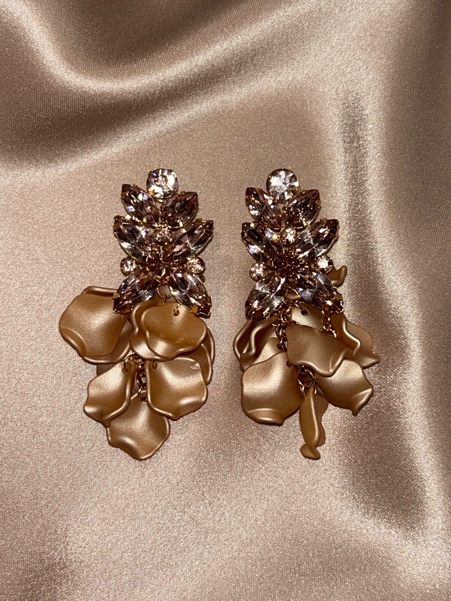 BOW19 DETAILS ÖRHÄNGEN LEAF BIG STONE NOUGAT _103880.jpg