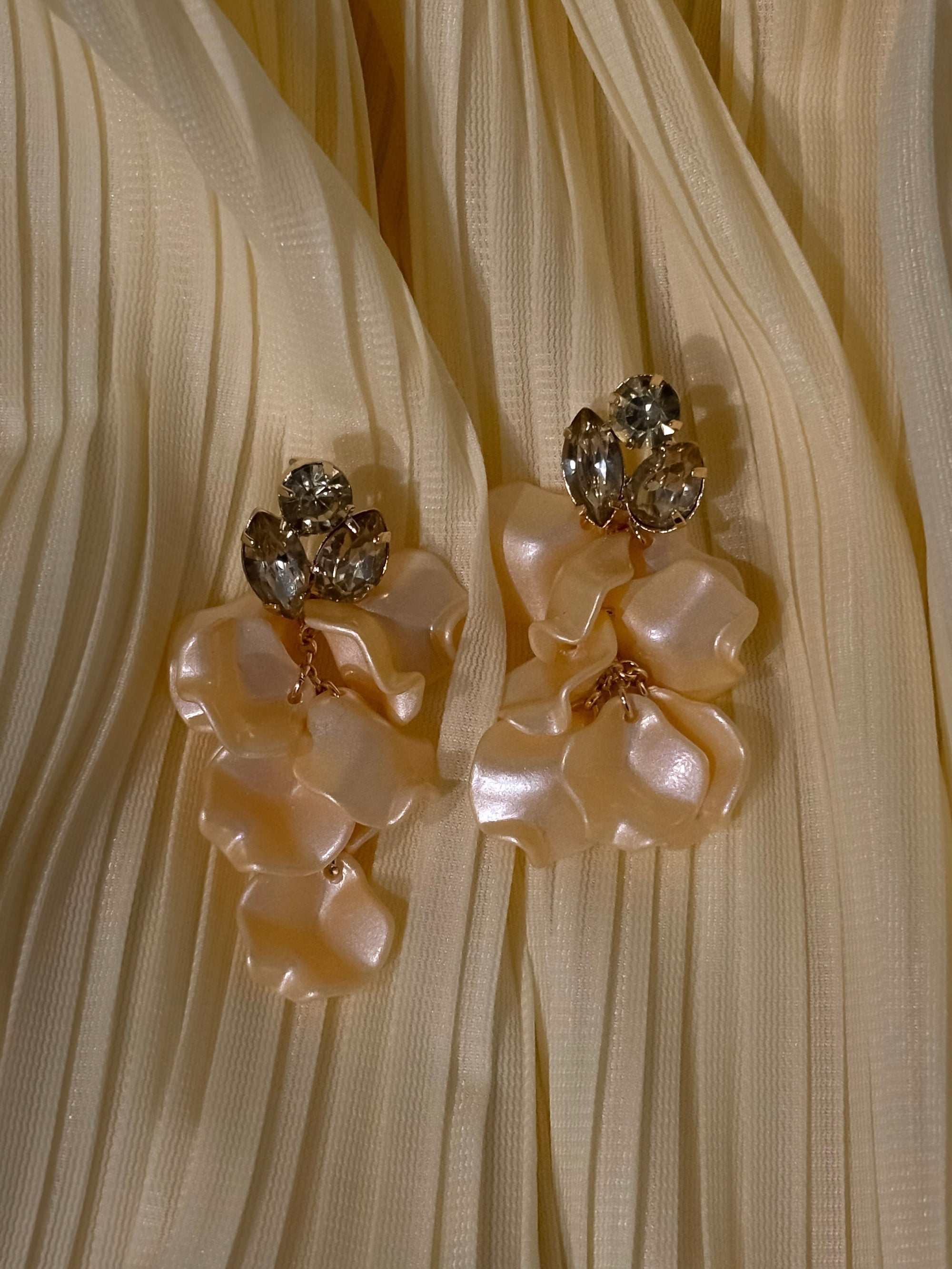 BOW19 DETAILS  ÖRHÄNGEN LEAF STONE LIGHT YELLOW_99078.jpg