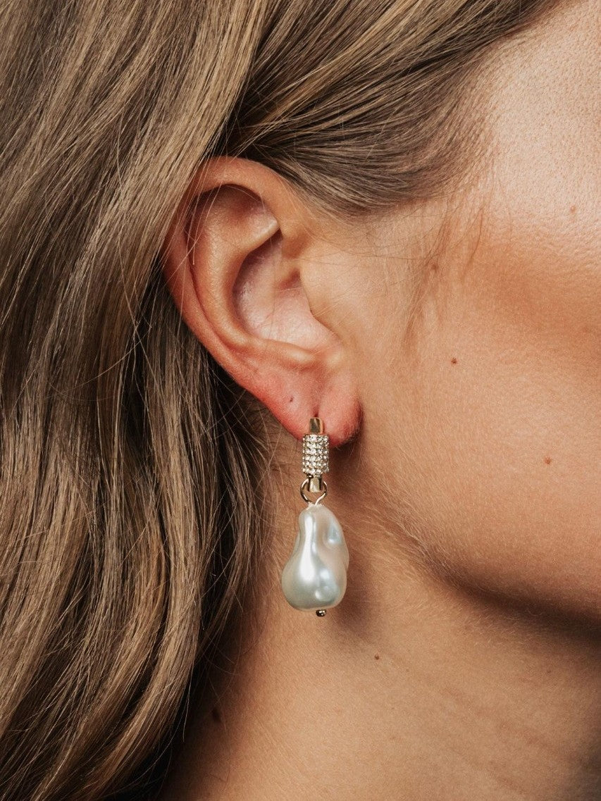 BOW19 DETAILS ÖRHÄNGEN PEARL SQUARE WHITE _105270.jpg