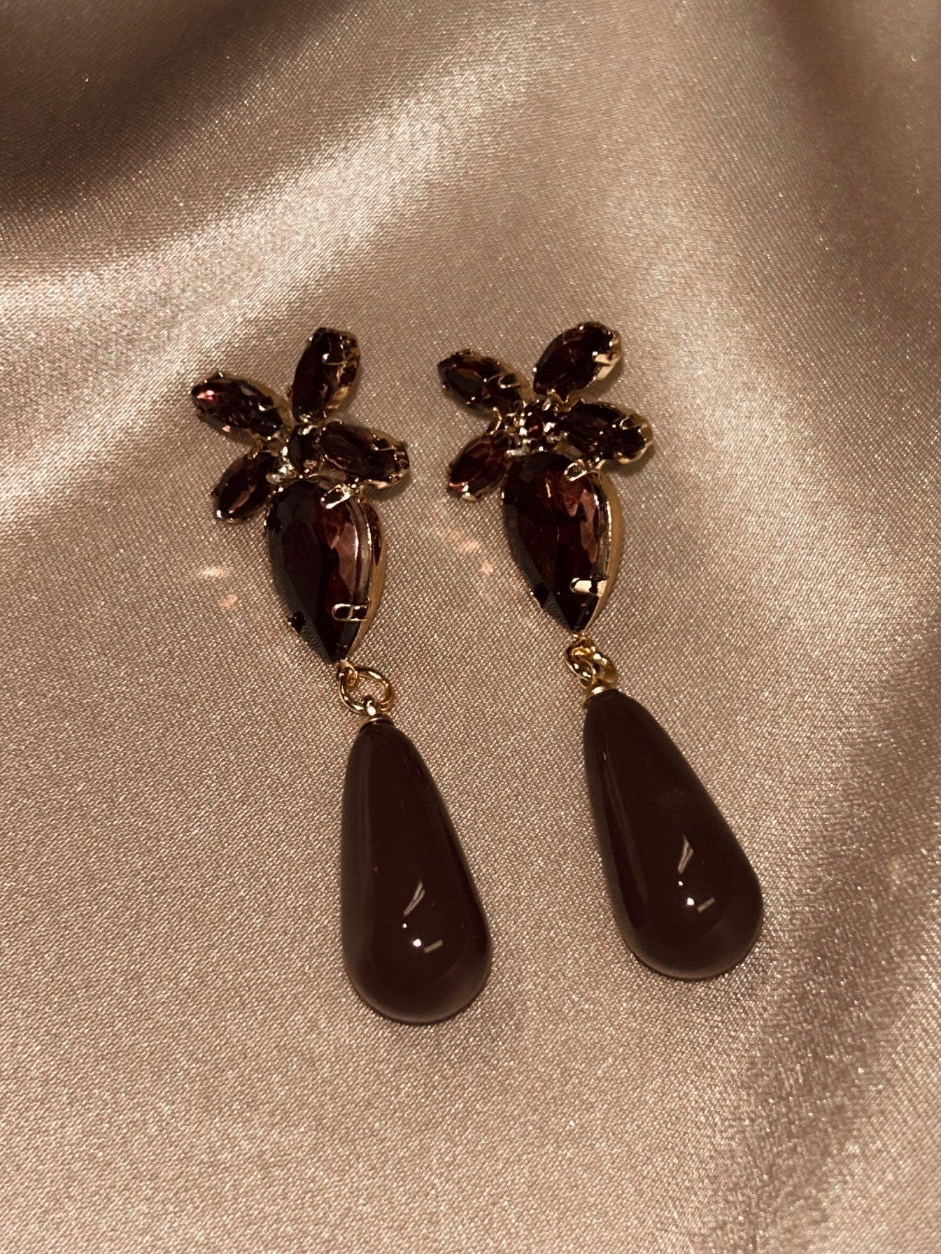 BOW19 DETAILS ÖRHÄNGEN STONE DROP BROWN_103876.jpg