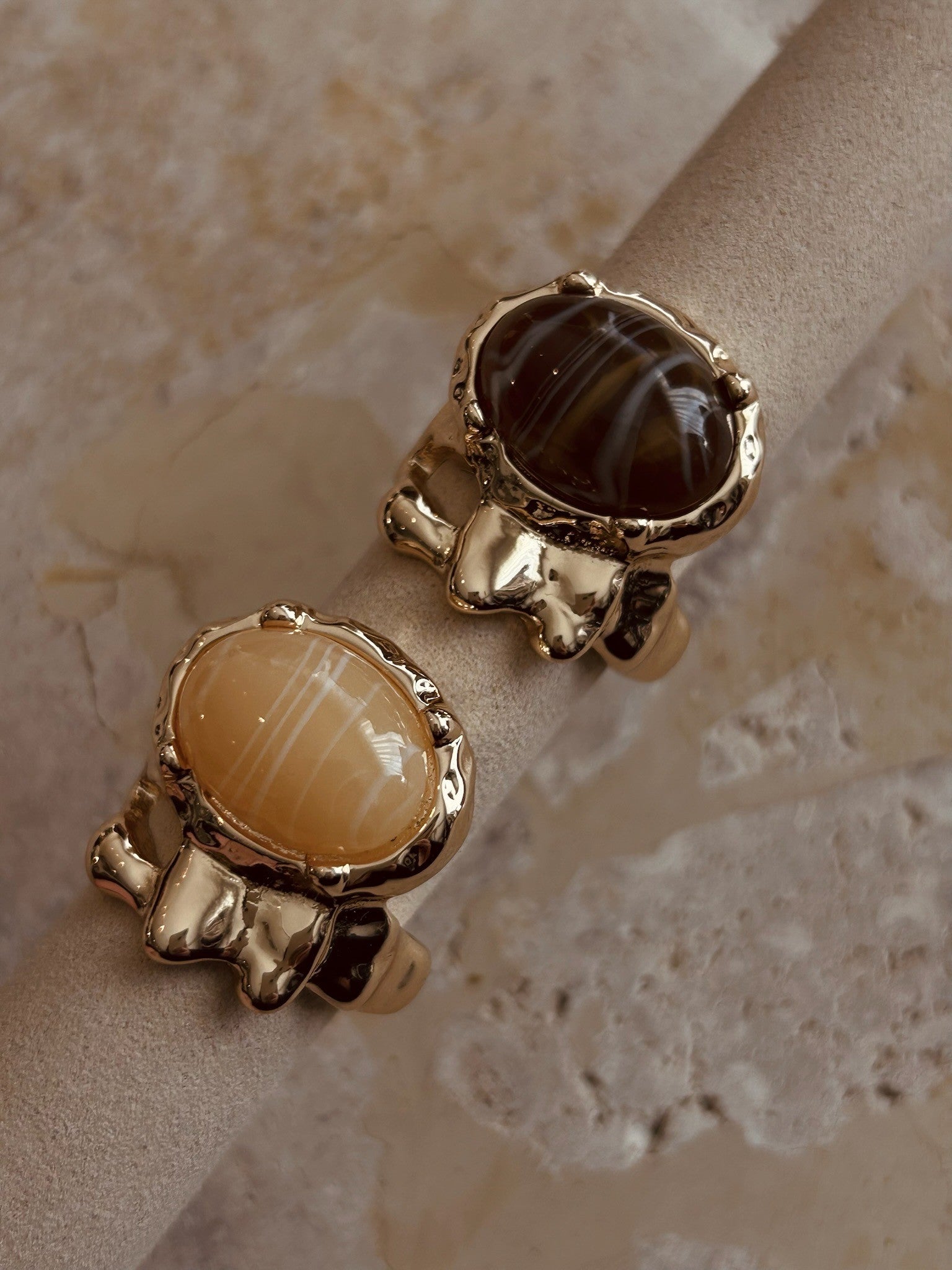 BOW19 DETAILS RING POM STONE GOLD MARBLE SAND_110501.jpg