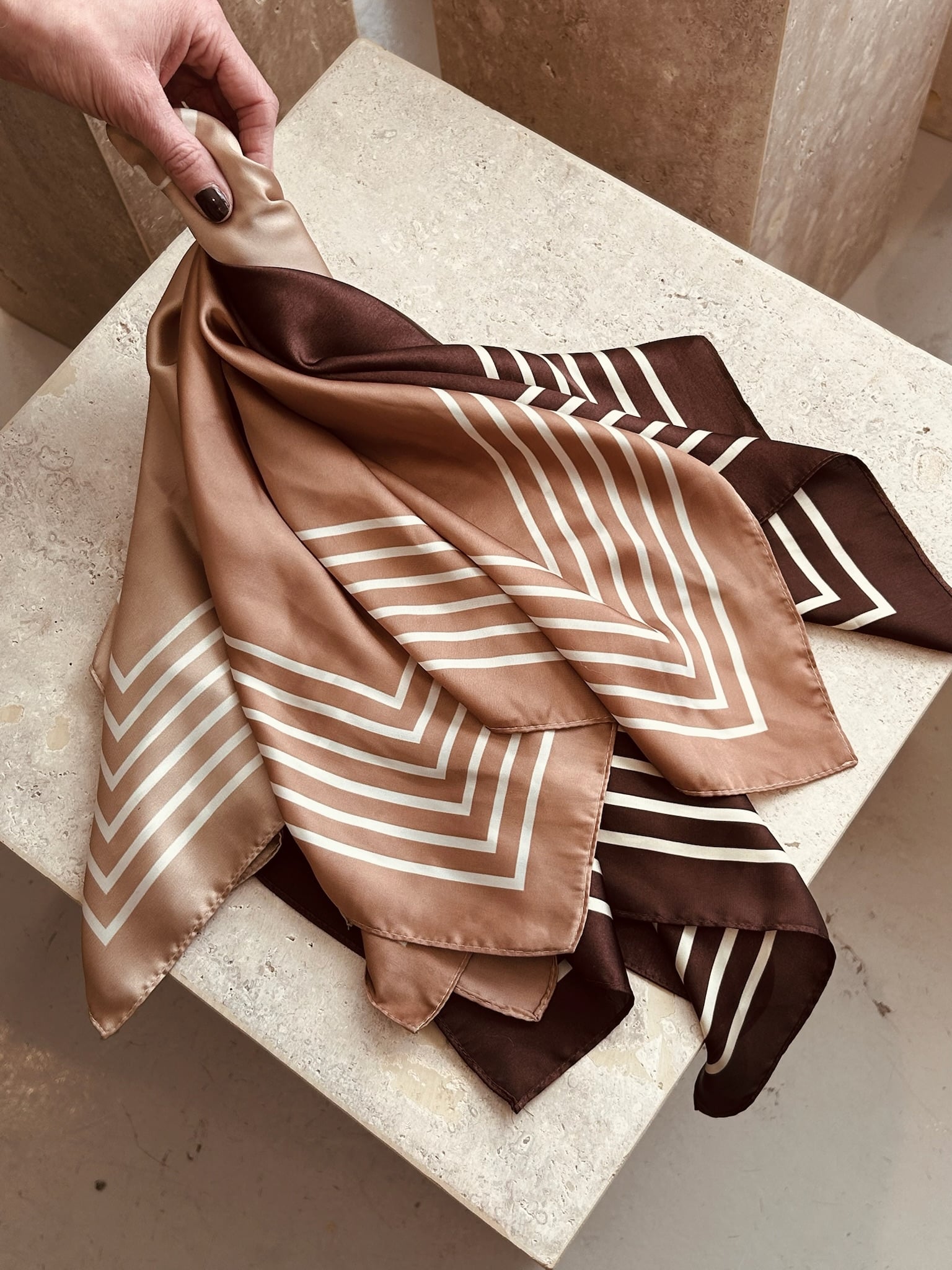 BOW19 DETAILS SJAL ELLE SILK CAMEL_110682.jpg