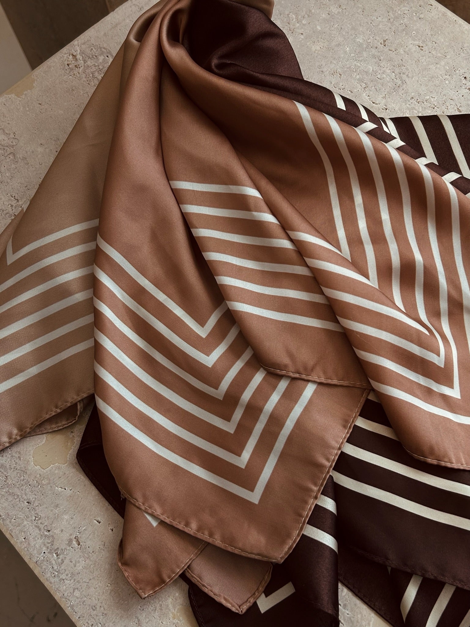 BOW19 DETAILS SJAL ELLE SILK DARK BROWN_110681.jpg