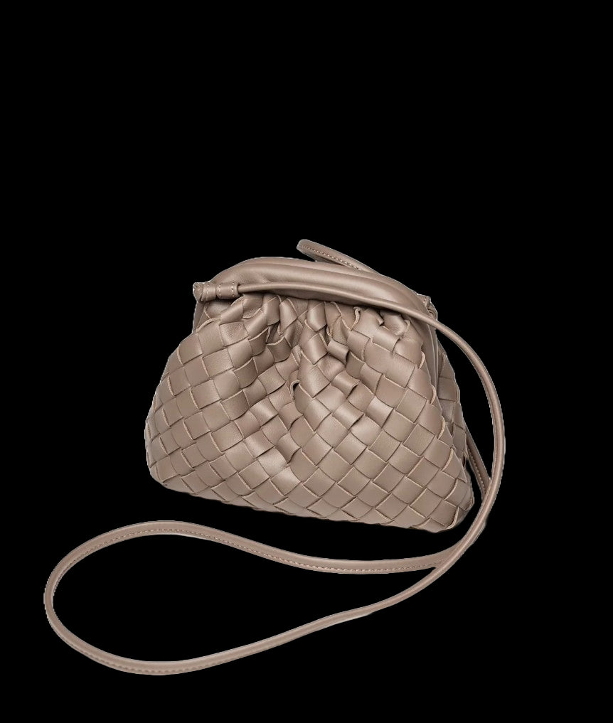 BOW19 DETAILS VÄSKA DUMPLING BRAIDED TAUPE _103759.jpg