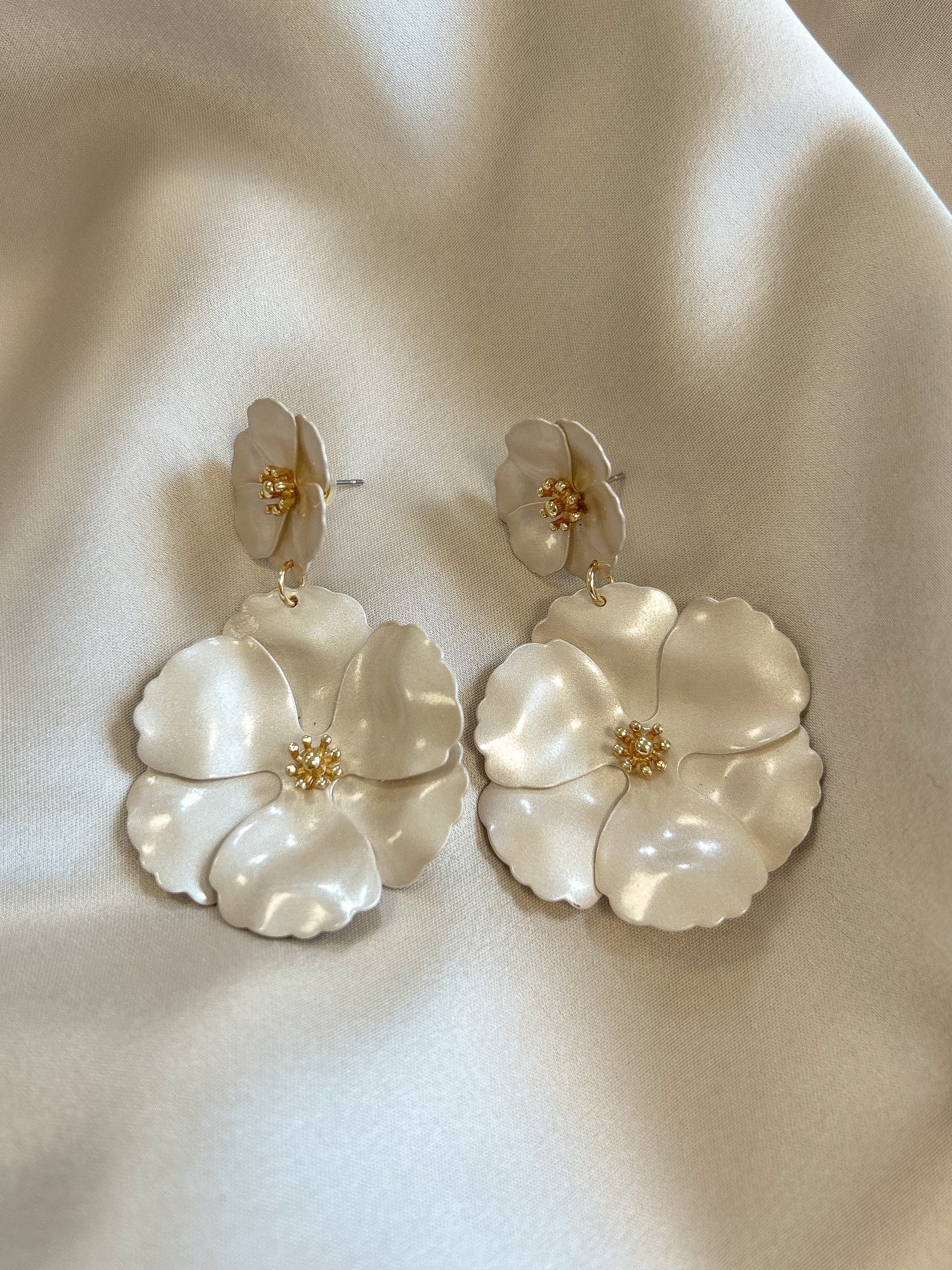 BOW19 ÖRHÄNGEN FLOWER TWIN BEIGE PEARL_88264.jpg