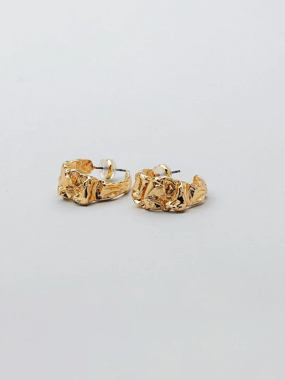 BOW19 ÖRHÄNGEN HAMMERED HOOPS GOLD MEDIUM_77416.jpg