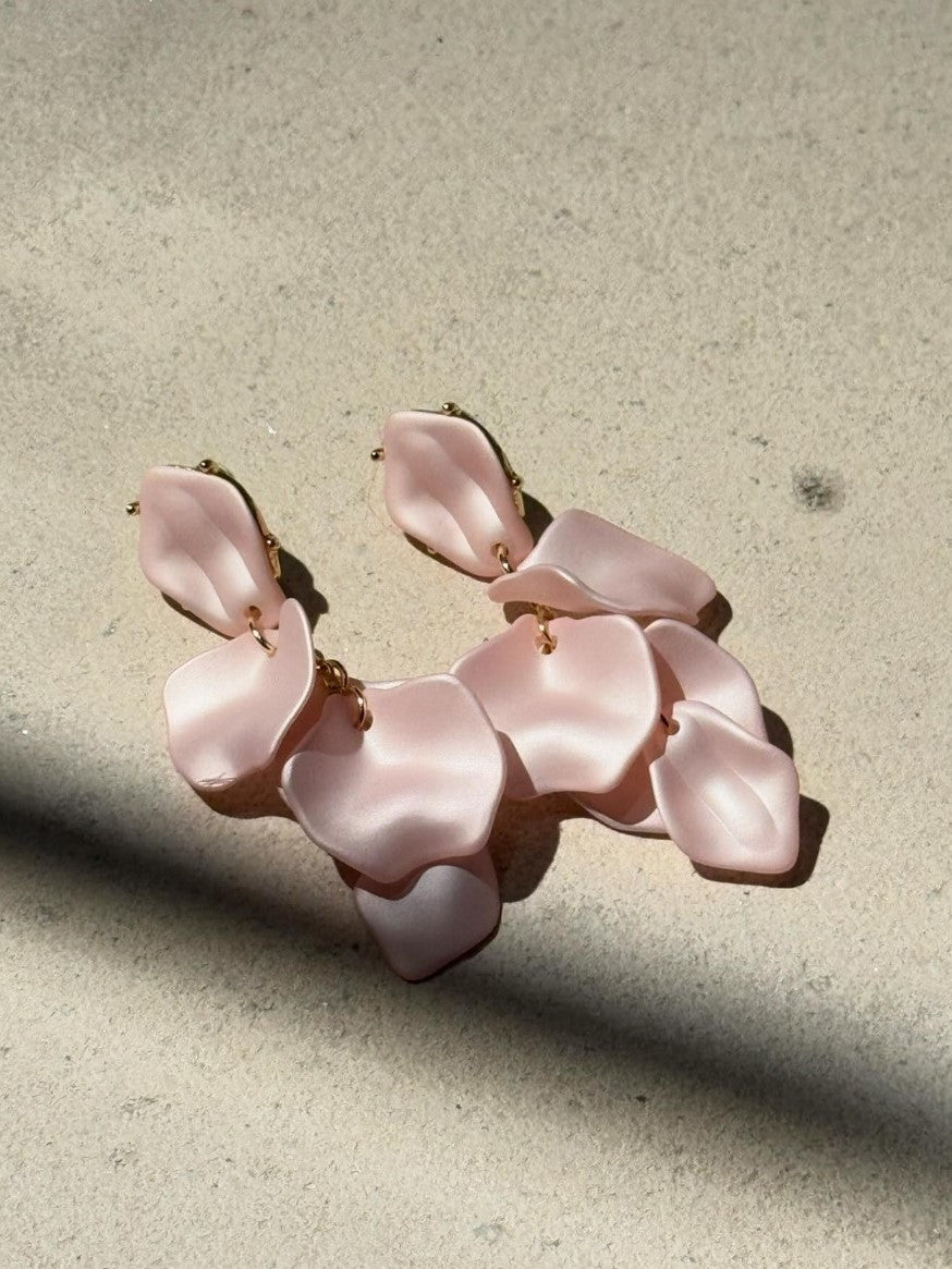 BOW19 ÖRHÄNGEN LEAF LIGHT PINK_87627.jpg