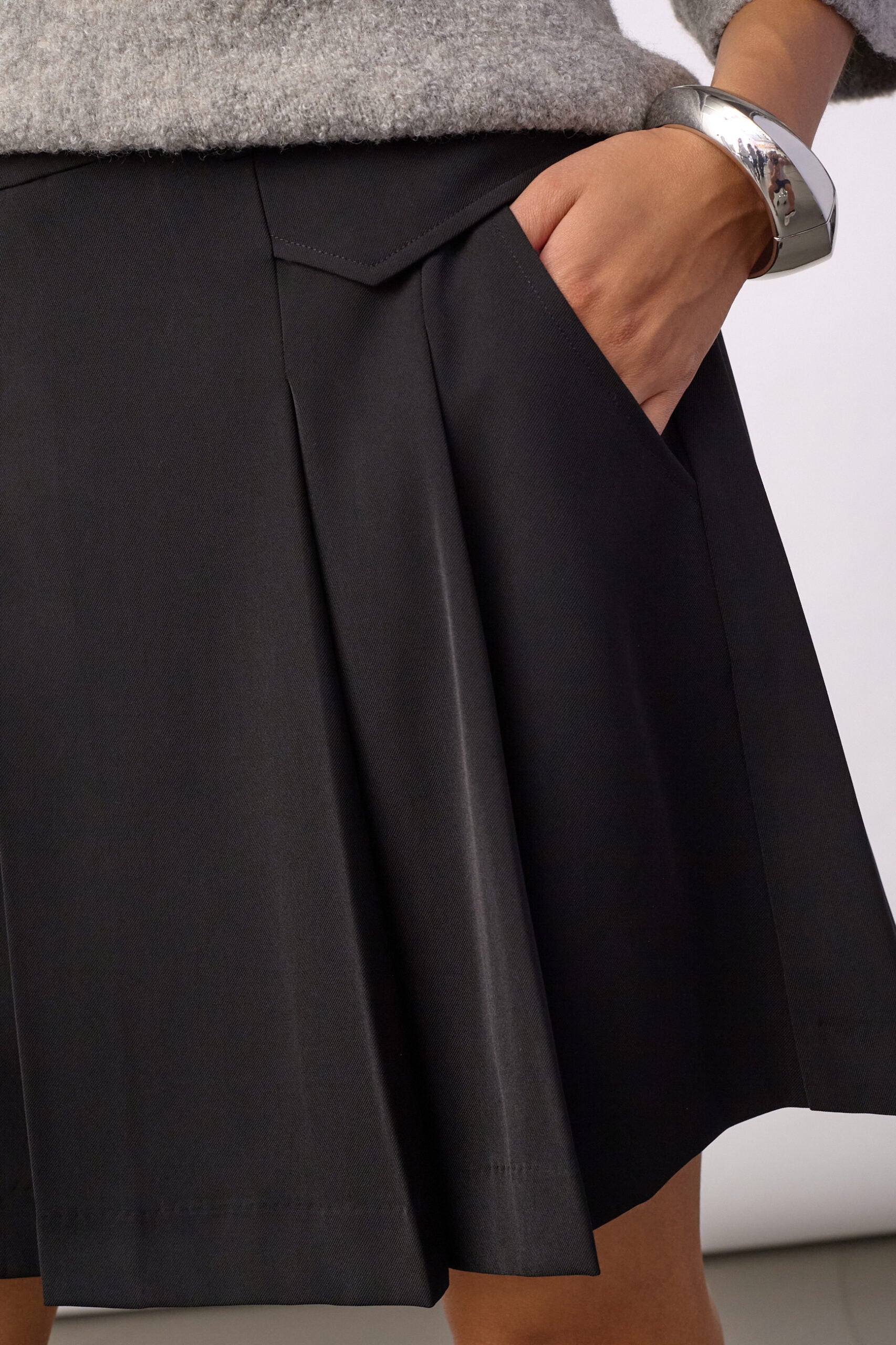 CO'COUTURE KJOL LUNA POCKET PLEAT MINI BLACK_111734.jpg
