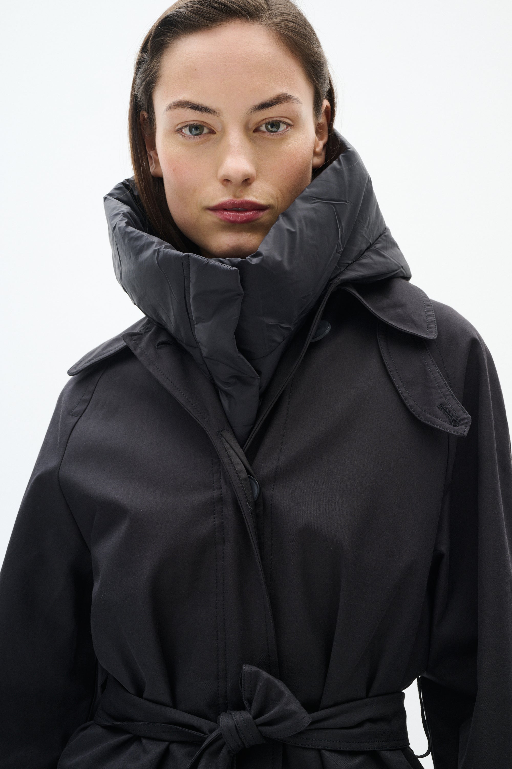 INWEAR VÄST LILA HOOD BLACK_100127.jpg
