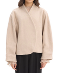 JACKA COLLARLESS BOUCLÉ SHORT BEIGE_106445.jpg