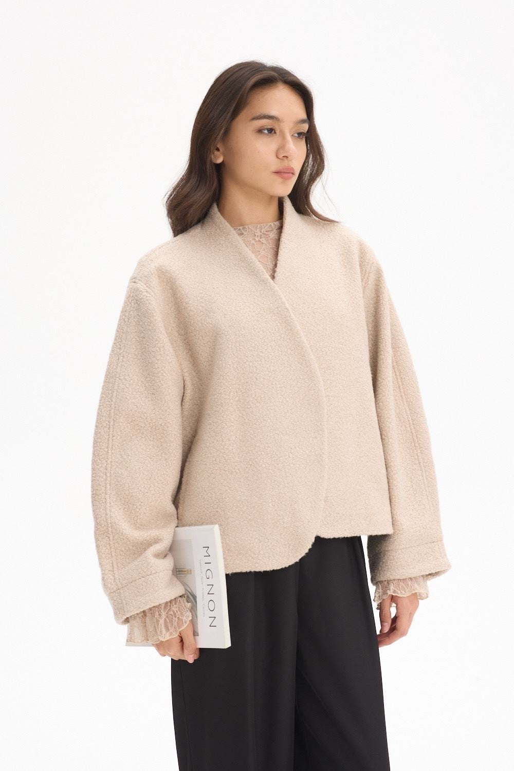JACKA COLLARLESS BOUCLÉ SHORT BEIGE_106446.jpg