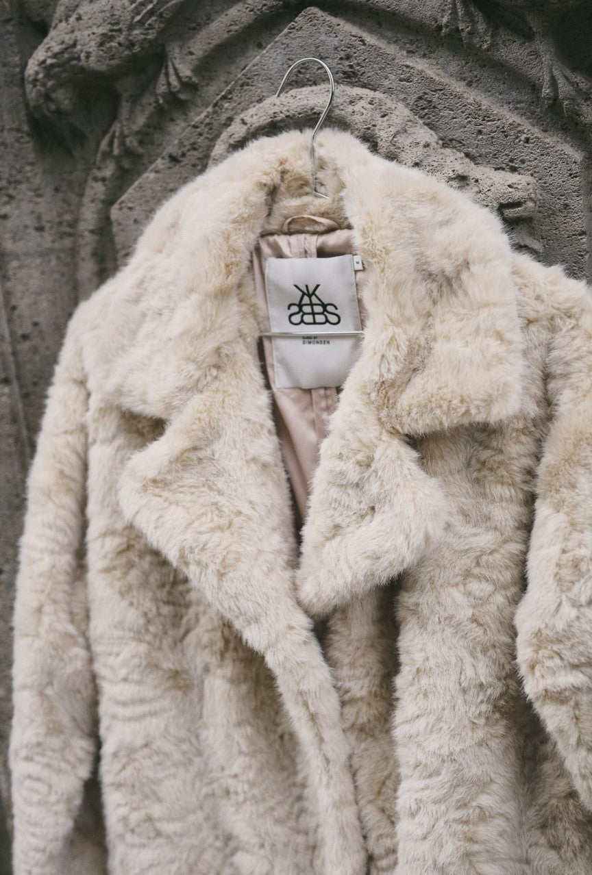 KAREN BY SIMONSEN KAPPA BOLINDA FUR EGRET_102884.jpg