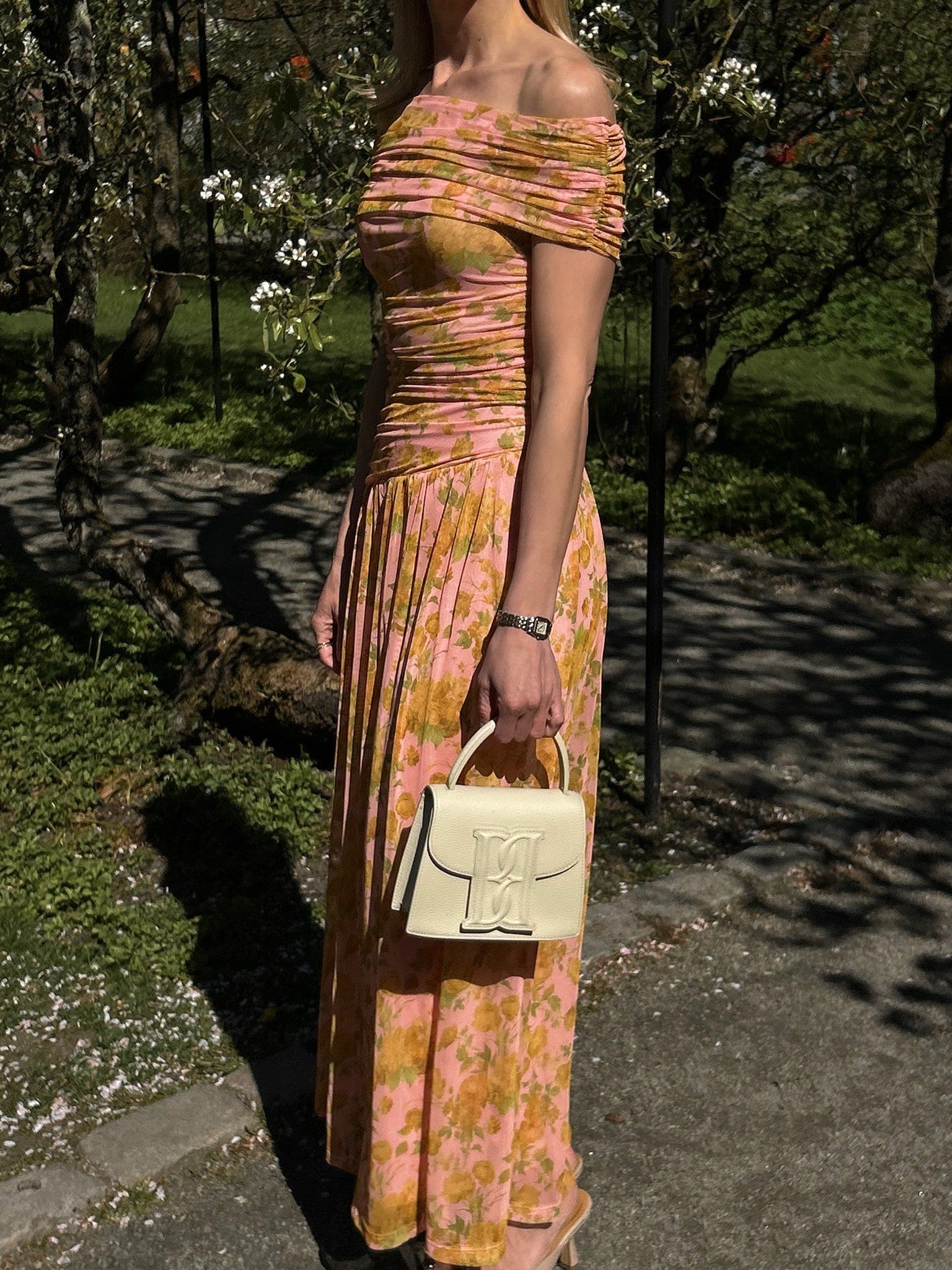 KLÄNNING FLORAL RUCHED MAXI ROSA_110301.jpg