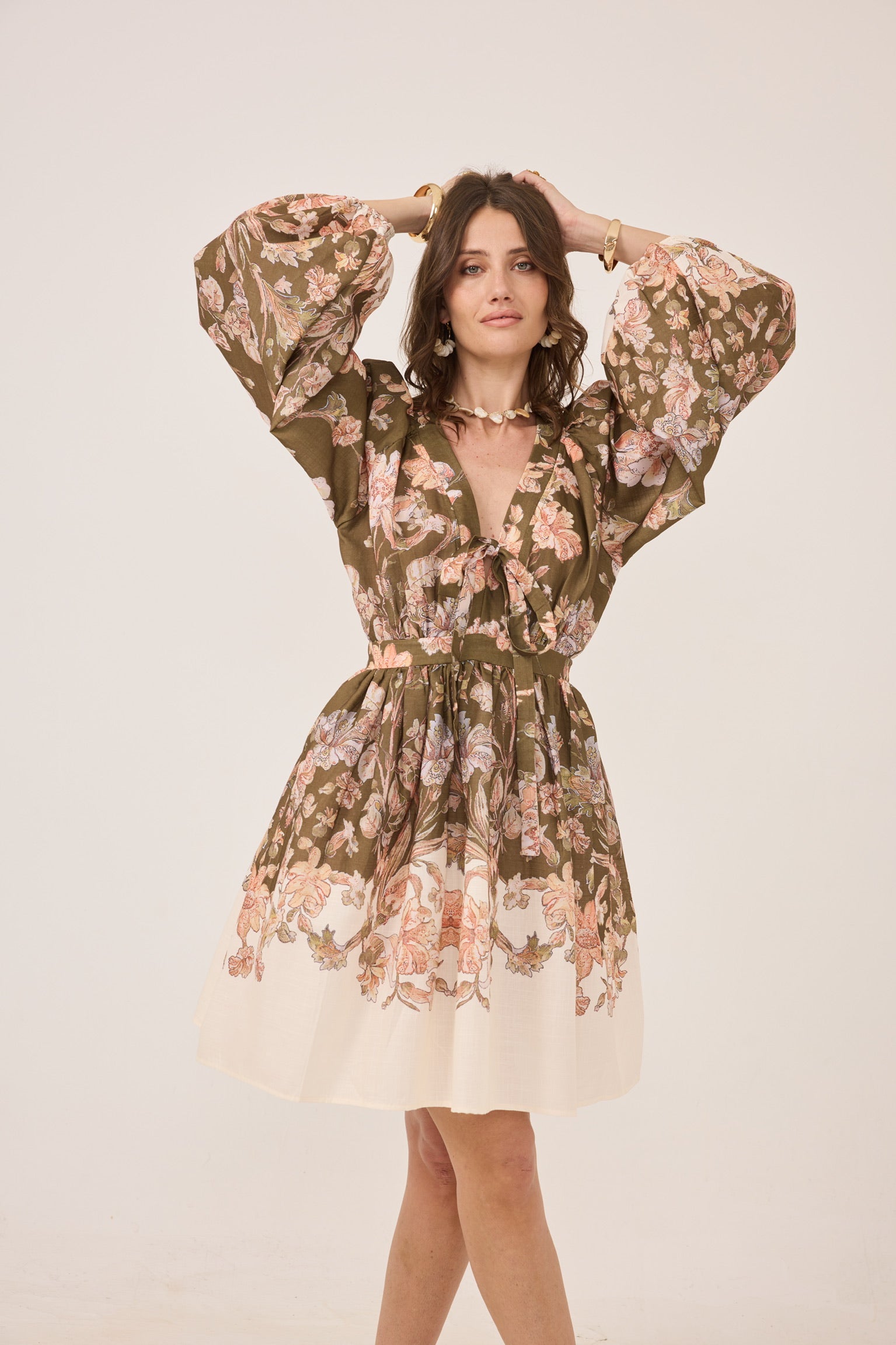 KLÄNNING LOVELY TIE FRONT FLORAL CHARM KAKI_108400.jpg