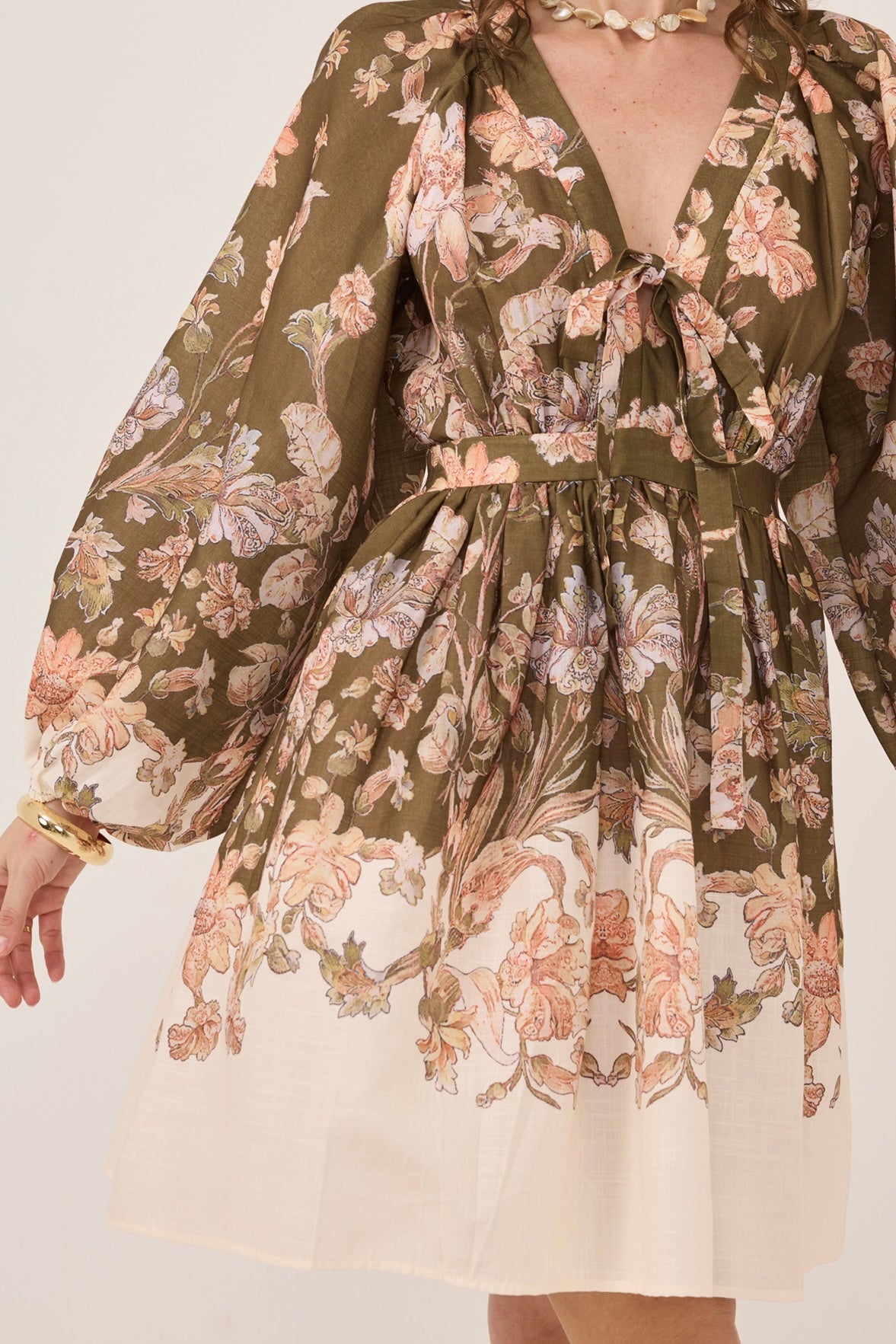 KLÄNNING LOVELY TIE FRONT FLORAL CHARM KAKI_108401.jpg