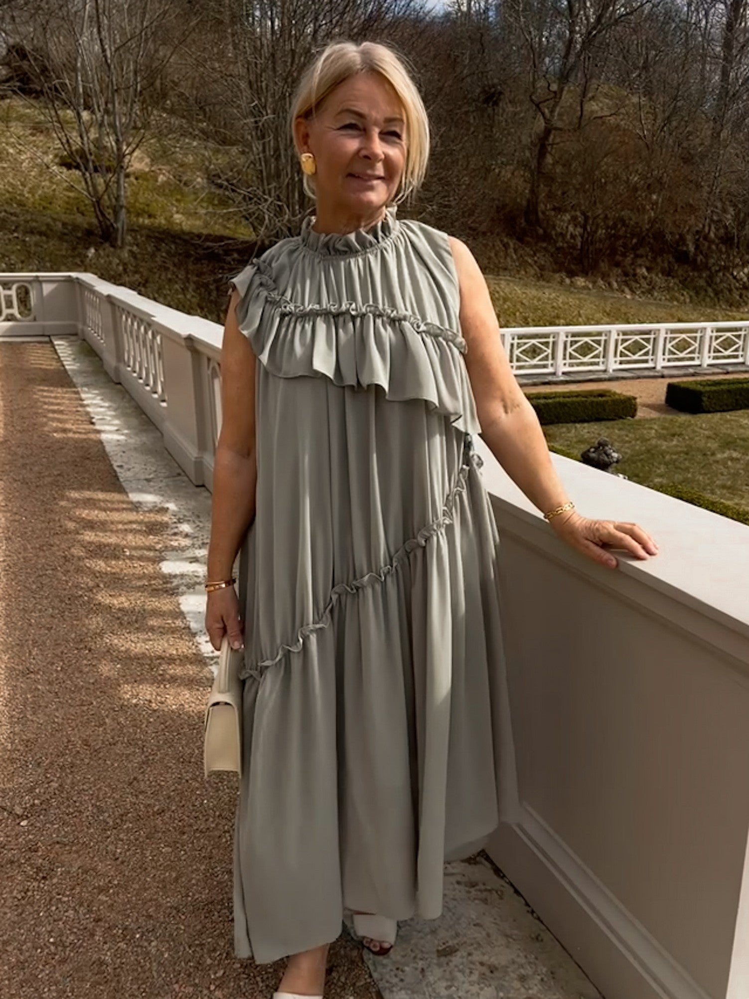 KLÄNNING ROMANTIC RUFFLE SLEEVELESS TILLEUIL_110508.jpg