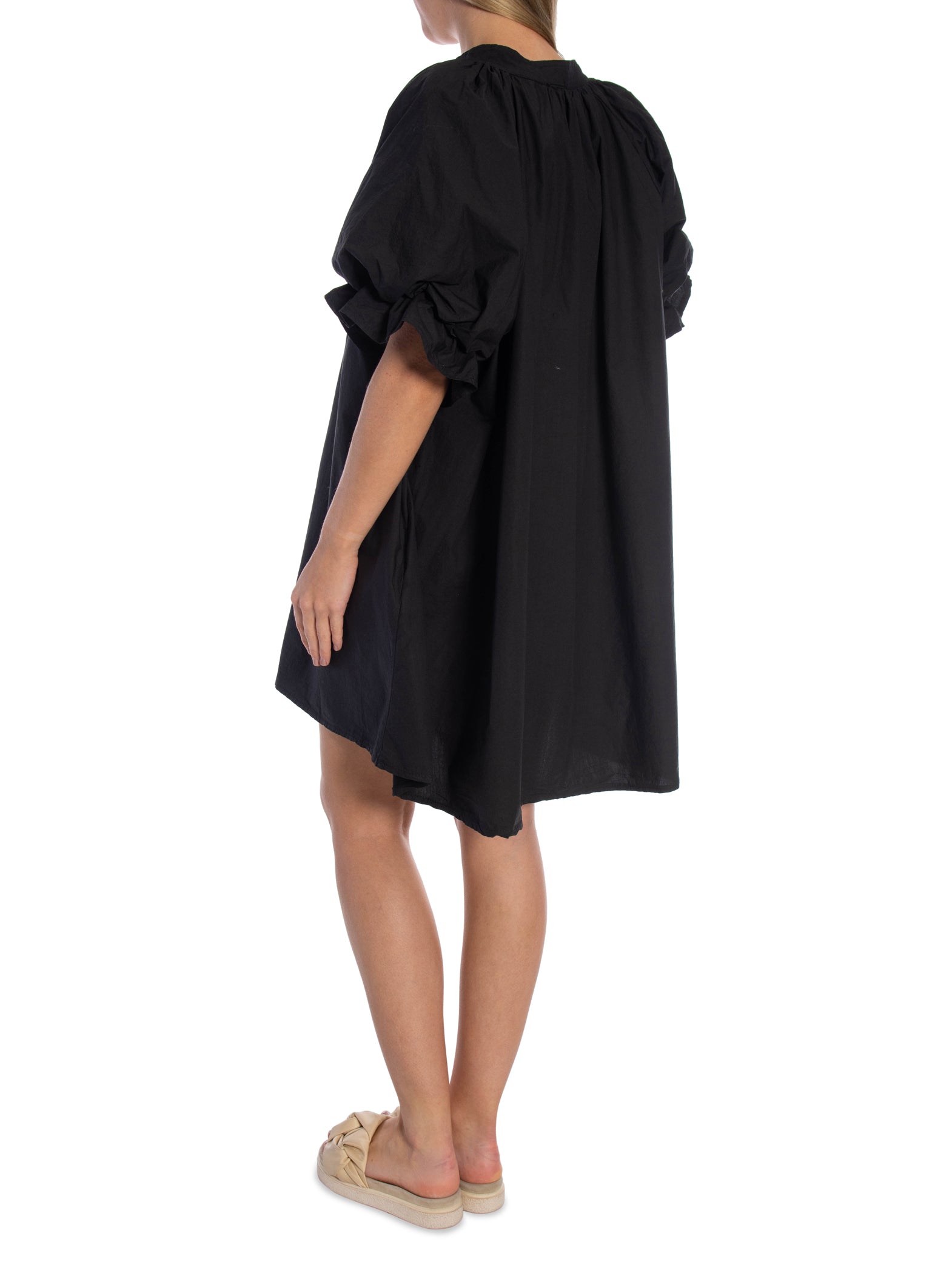 KLÄNNING VOLUMINOUS TIERED RUFFLE SLEEVE SHORT BLACK_109707.jpg
