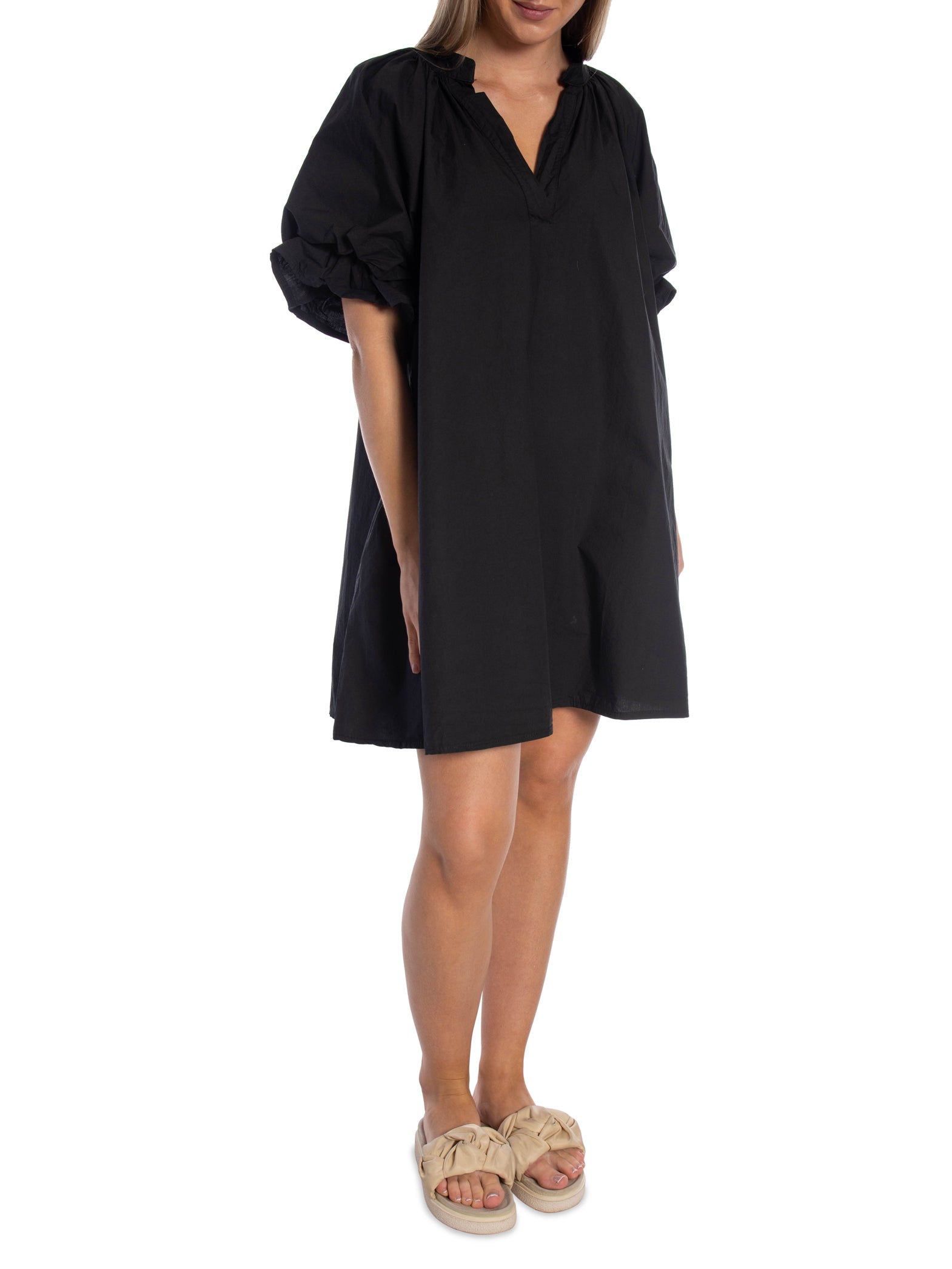 KLÄNNING VOLUMINOUS TIERED RUFFLE SLEEVE SHORT BLACK_109708.jpg
