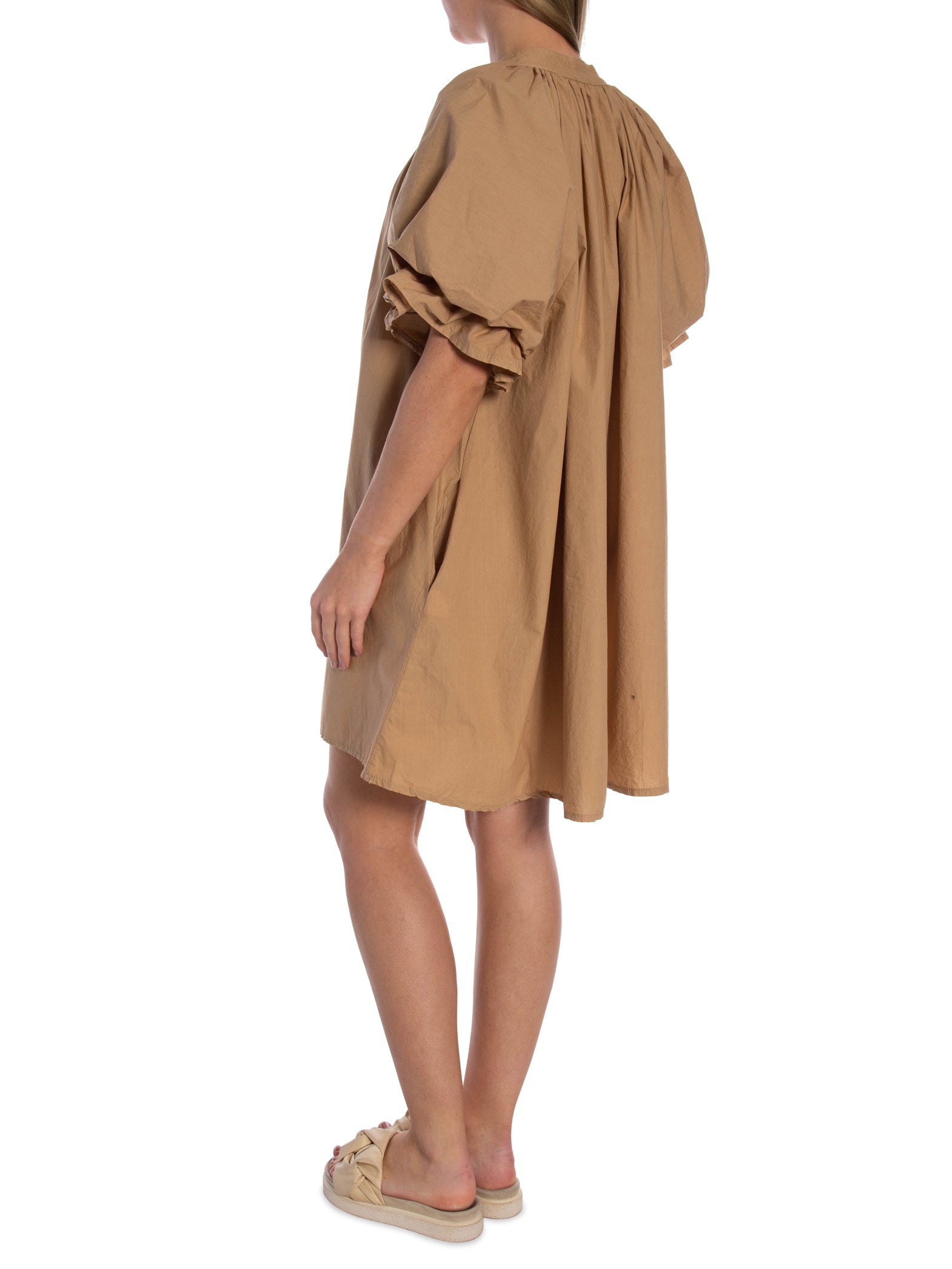 KLÄNNING VOLUMINOUS TIERED RUFFLE SLEEVE SHORT CAMEL_109705.jpg
